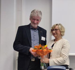 Georg Pilhofer wurde von Vizepräsidentin Prof. Helen Ignatzi mit einem Blumenstrauß überrascht.