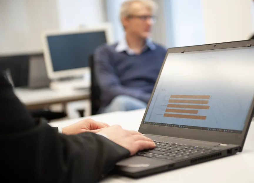 Eine Person schreibt auf einem Laptop