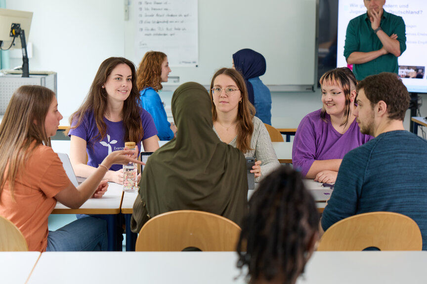 Eine Gruppe Studierender arbeitet miteinander in einem Seminar