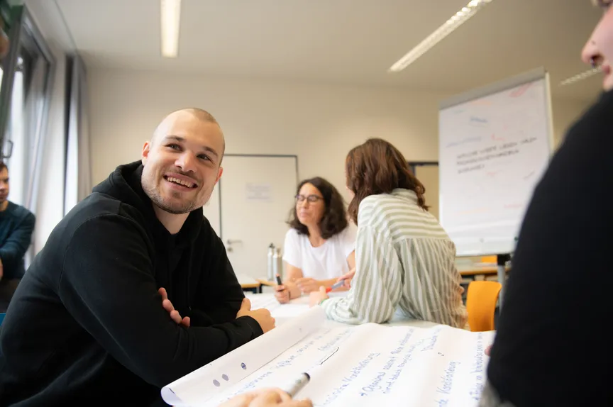 Eine fröhliche Gruppe Studierender in einem Seminar