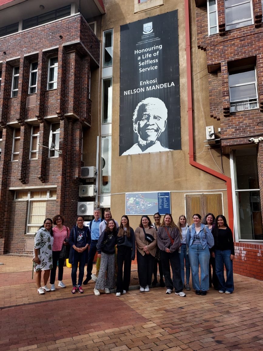 Gruppe unter Bild Nelson Mandela 