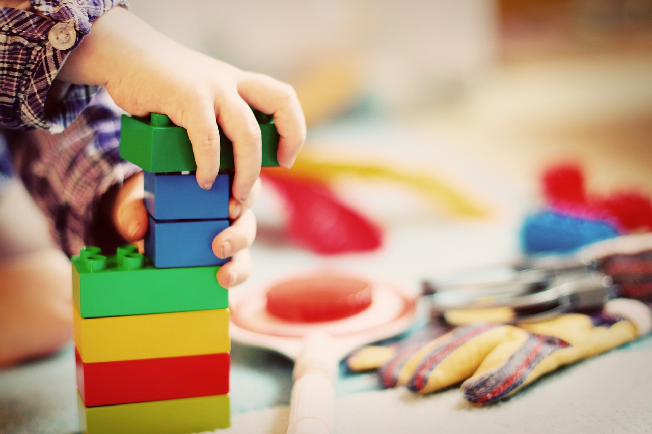Kinderhand mit Legosteinen. Foto: Esi Grünhagen/pixabay