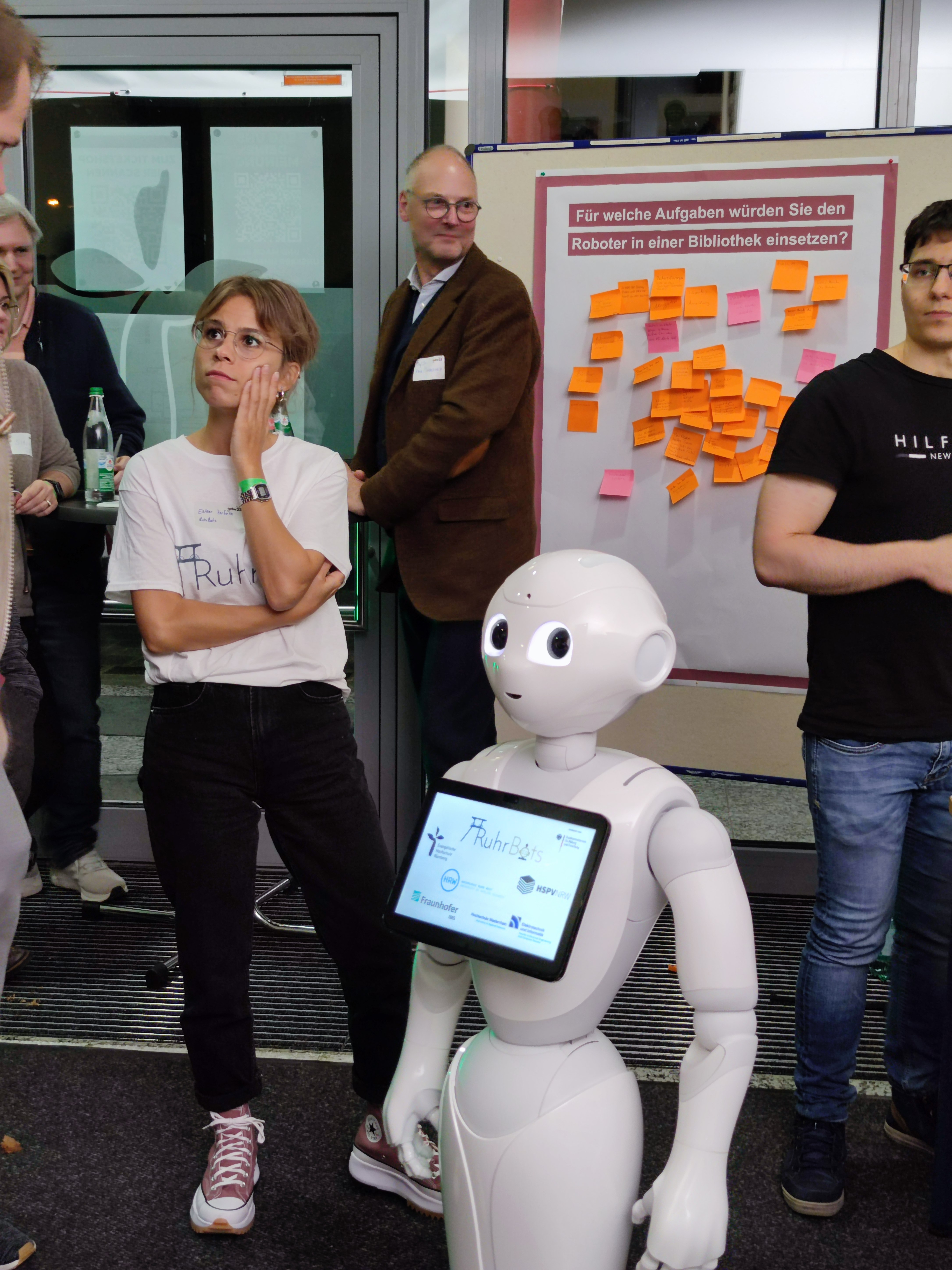 Roboter Pepper bei der Langen Nacht der Wissenschaften 2023 an der EVHN