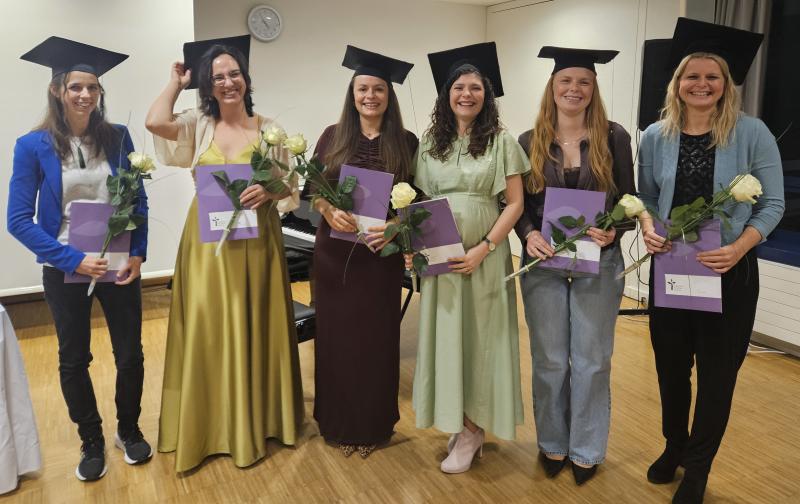 6 Personen, festlich gekleidet, mit "Master-Hut"