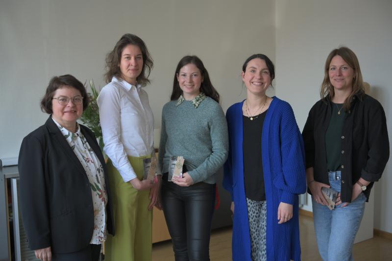 fünf Frauen, stehend in einer Reihe, die neuen Mitarbeiterinnen