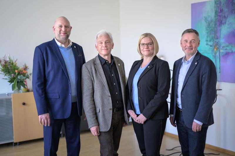 vier Personen stehe in einer Reihe in einem hellen Raum, zwei Männer, zwei Frauen - das neue Präsidium der EVHN