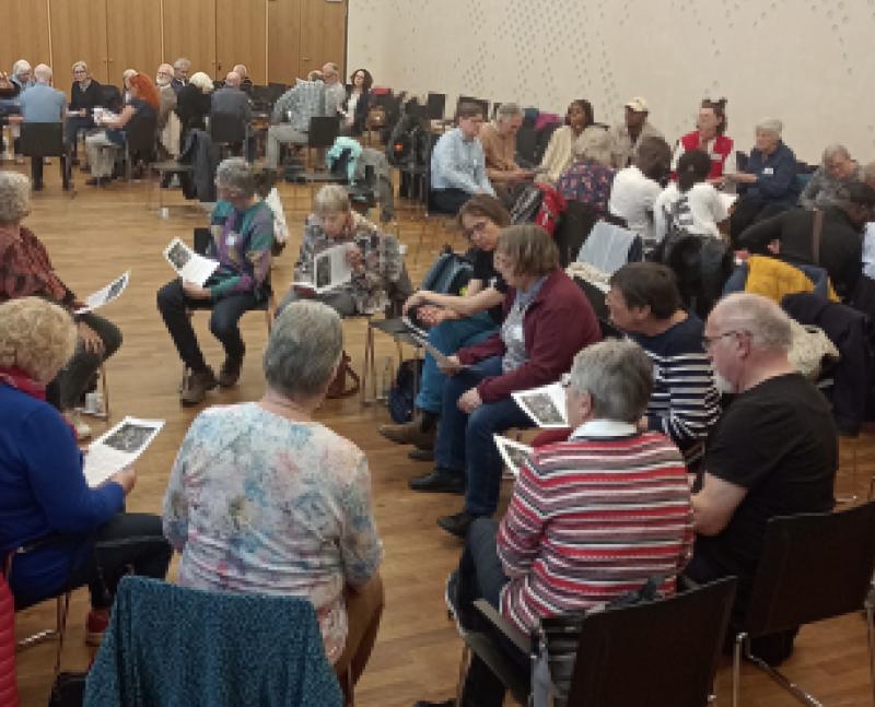 viele Menschen in einem großen Saal sitzen zusammen, Gruppenarbeit, Diskussion