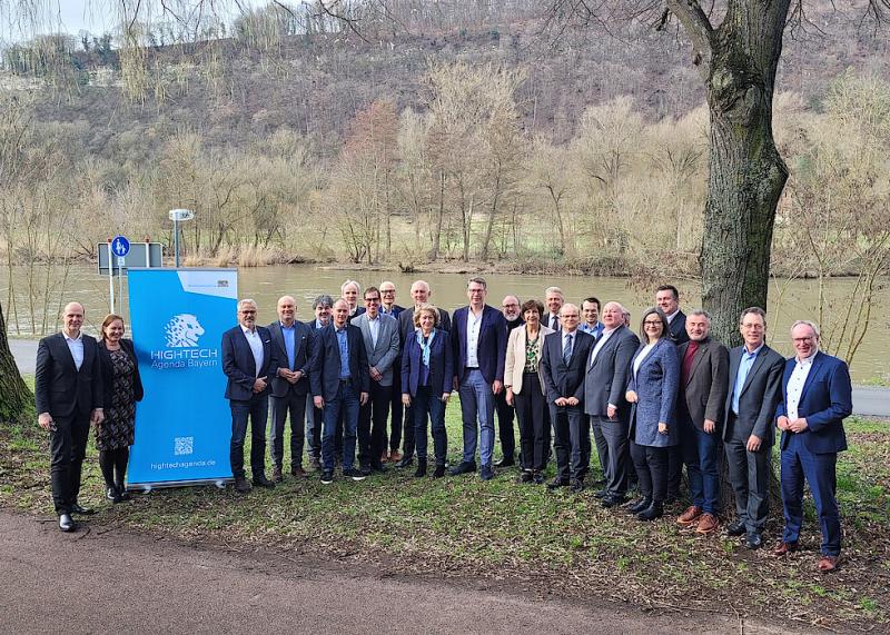 Staatsminister Markus Blume (Mitte), Amtschef Dr. Rolf-Dieter Jungk (8. v.r.) und Ministerialdirigent Dr. Tobias Haaf (4. v.r.) im Kreis der Mitglieder von Hochschule Bayern, 3. v. r.: Prof. Dr. Thomas Popp, Präsident EVHN