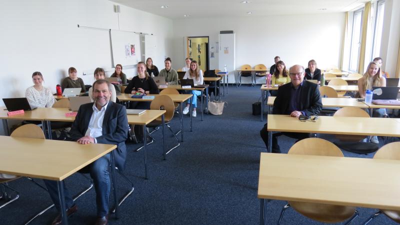 Harald Riedel (vorne links), Prof. Dr. Uwe Kranenpohl (vorne rechts), Studierende der Sozialwirtschaft