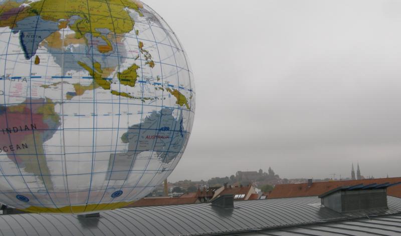 Weltkugel-Wasserball vor Stadtansicht Nürnberg