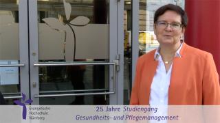 Prof. Dr. Brigitte Bürkle vor dem Hochschuleingang