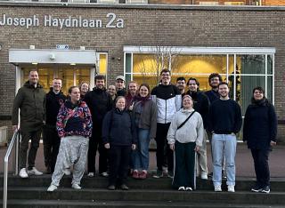 Personengruppe Vor dem Landeskirchenamt der Protestante Kerk Nederlande