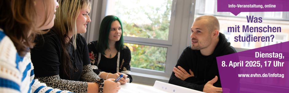 Studierende sitzen am Tisch, Hinweis auf Infotag am 9. April 2025