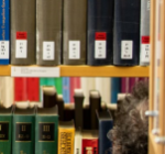 Ausschnitt Bücher im Regal in Bibliothek